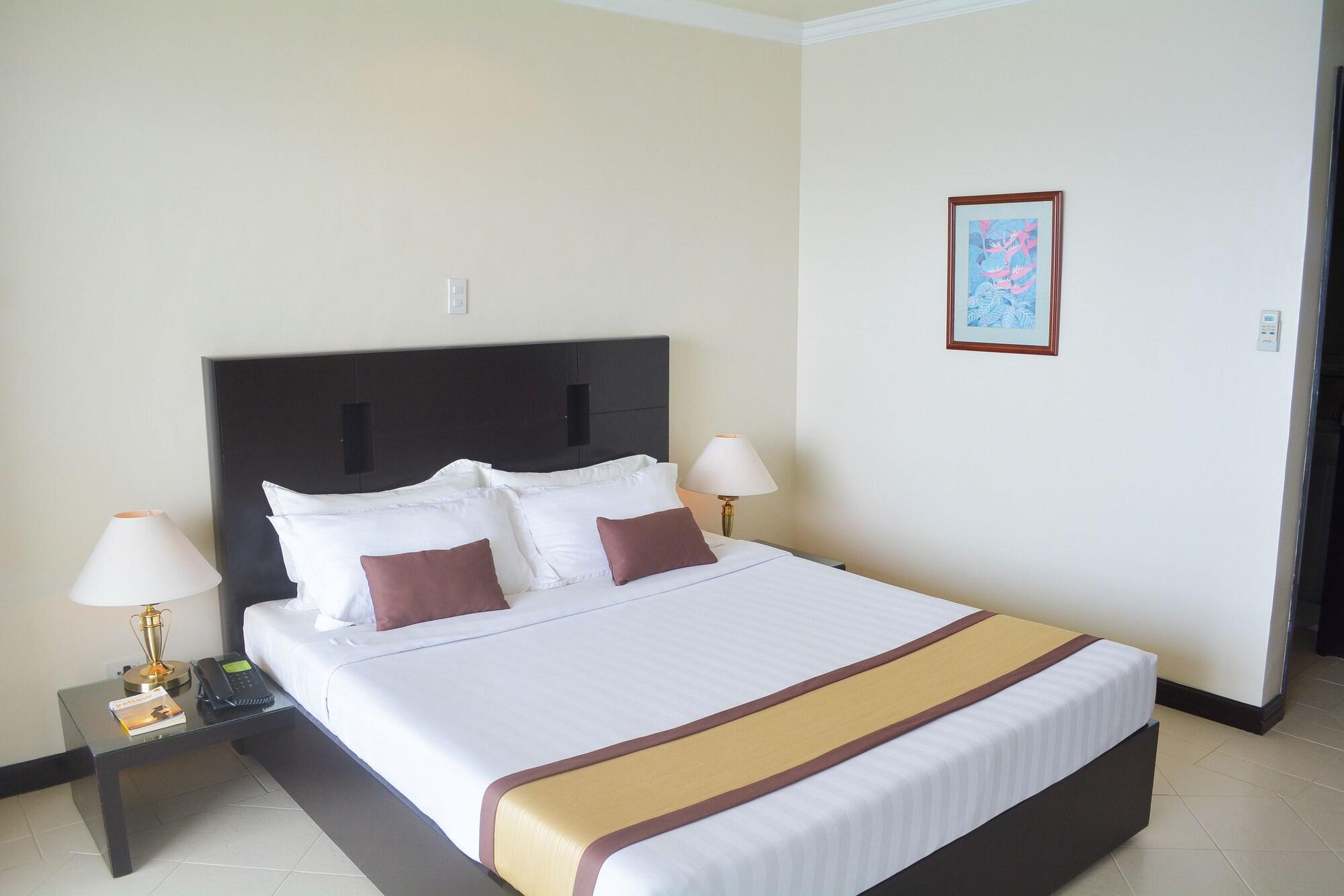 Hotel Tavern Суригао Экстерьер фото