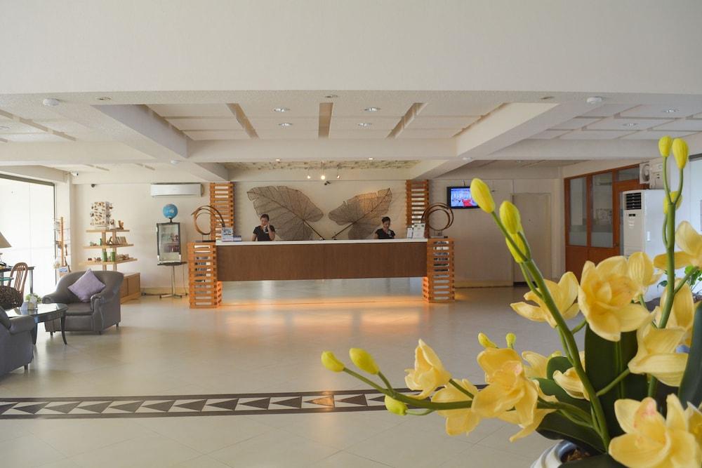 Hotel Tavern Суригао Экстерьер фото